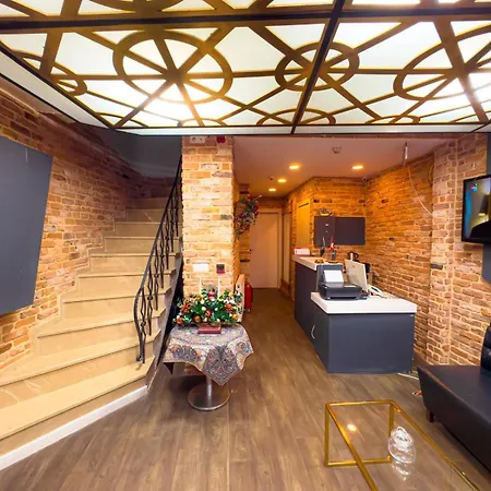 Aparthotel House *