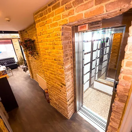 Aparthotel House *